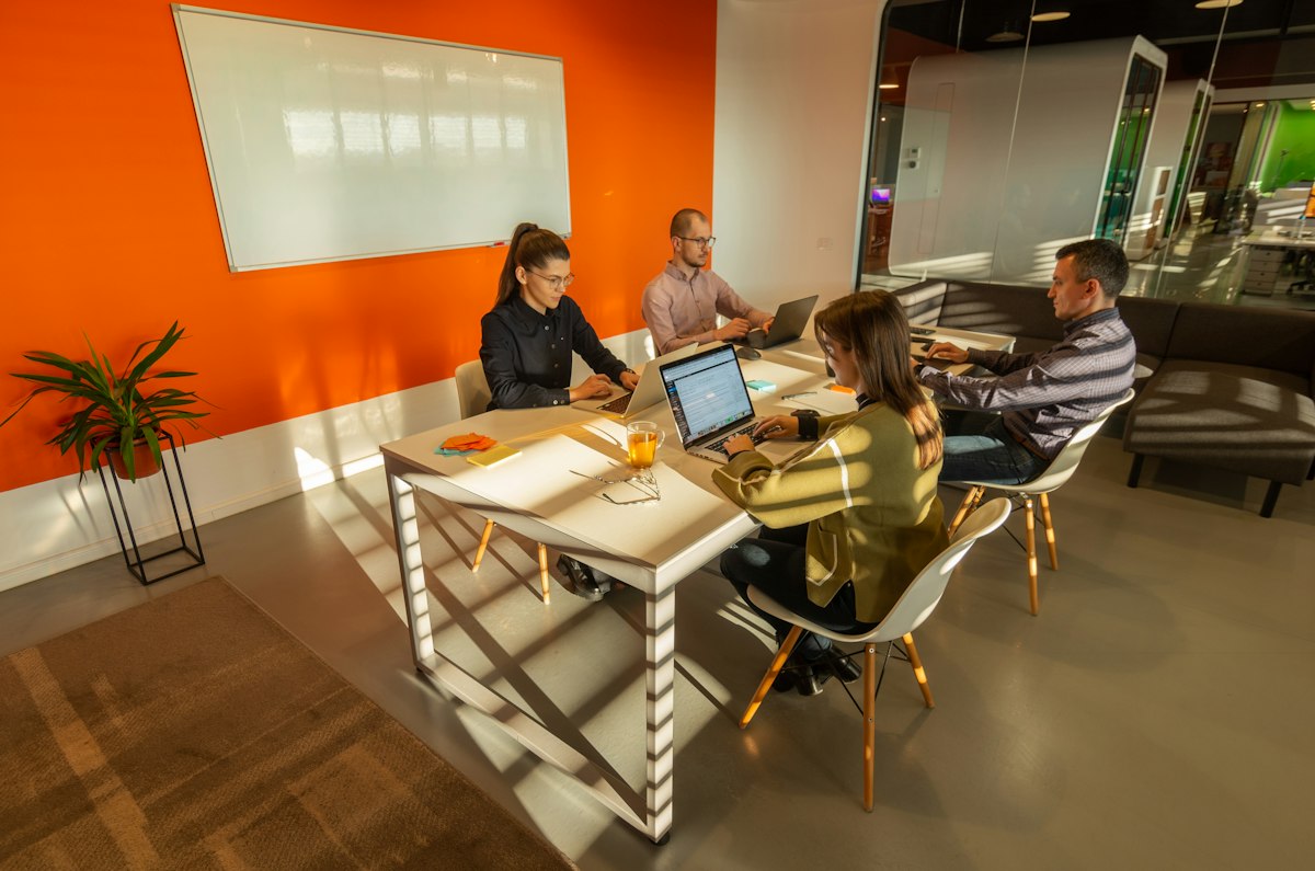 Profissionais colaborando em uma reunião de trabalho