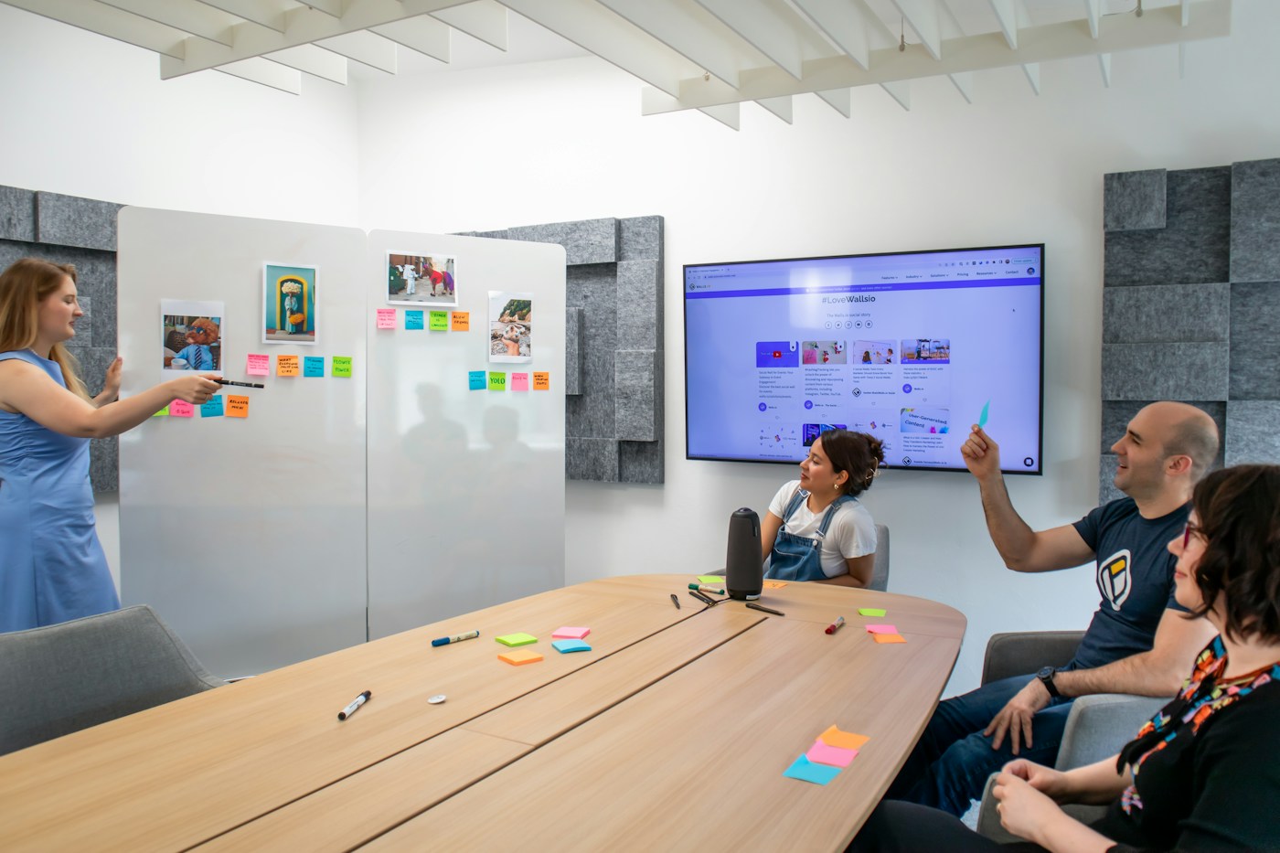 Pessoas reunidas para trocar ideias em uma mesa de trabalho